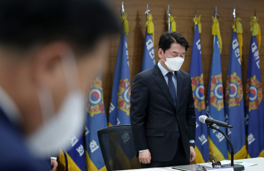 지난 12일 국민의당 안철수 대선 후보가 서울 서초구 대한민국재향군인회 회의실에서 열린 회장단과의 간담회에서 전날 추락 사고로 순직한 공군 제10전투비행단 소속 F-5E 전투기 조종사 심 모 대위를 추모하는 묵념을 하고 있다. 국회사진기자단=연합뉴스.